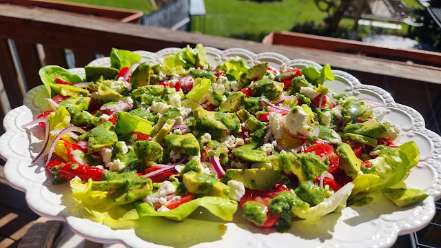 Sałatka wiosenna z papryką i awokado