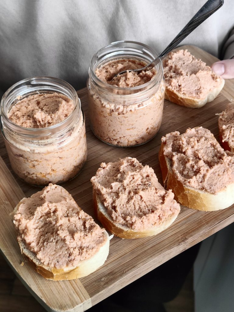 Kiełbasianka: Przepyszne Smarowidło, które Rewolucjonizuje Kanapki! 🥪✨