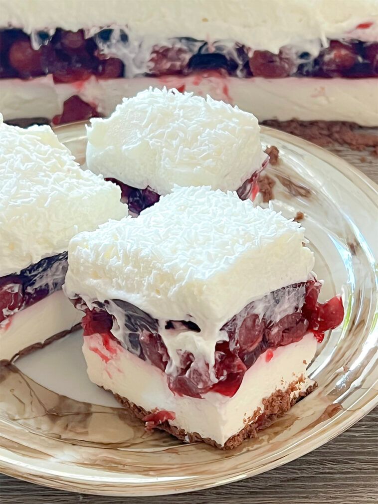 Śmietanowiec z wiśniami – pyszny i prosty deser na każdą okazję