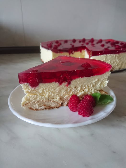 Sernik na zimno z malinami