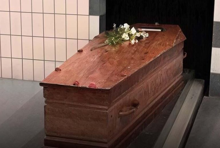 Ten pracownik ujawnia, co dzieje się z ciałem podczas kremacji