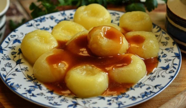 Wsyp 2 łyżki do masy na kluski śląskie. Wyjdą mięciutkie i delikatne