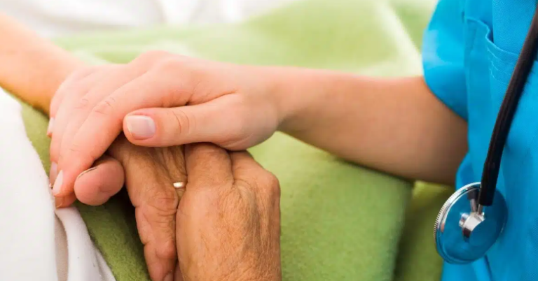 Pewnego dnia młody mężczyzna postanowił przenieść swoją matkę do domu spokojnej starości, gdzie odwiedzał ją tylko okazjonalnie.