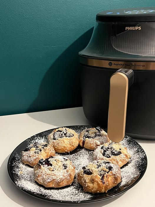 Małe drożdżówki z borówką