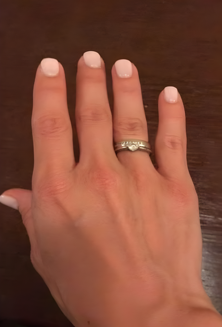 « Jestem żonaty i pracuję w sklepie jubilerskim. Noszę na palcu zarówno obrączkę ślubną, jak i pierścionek zaręczynowy. »