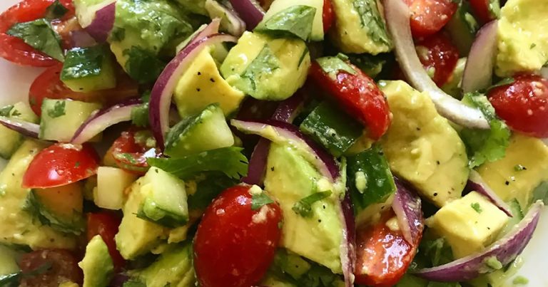 Przepis na sałatkę o działaniu moczopędnym i odchudzającym, która spala tłuszcz i pomaga schudnąć 4 kilogramy tygodniowo.