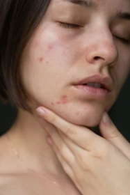 Dlaczego spanie w makijażu szkodzi skórze?: 8 często pomijanych konsekwencji