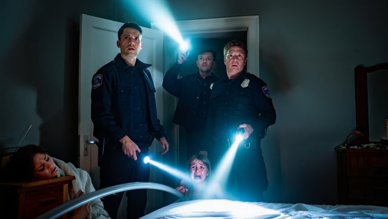 Mała dziewczynka drżała i wołała: „Moja mama się nie obudzi”. Kiedy przyjechała policja, dom był pusty, z wyjątkiem wciąż włączonego telefonu – nagrania dziecka dzwoniącego pod numer alarmowy 911. Podążając za dźwiękiem, odkryli, że dom był opuszczony… od 12 lat…